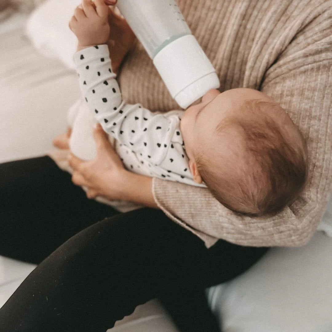 Maman et bébé avec biberon snoozi