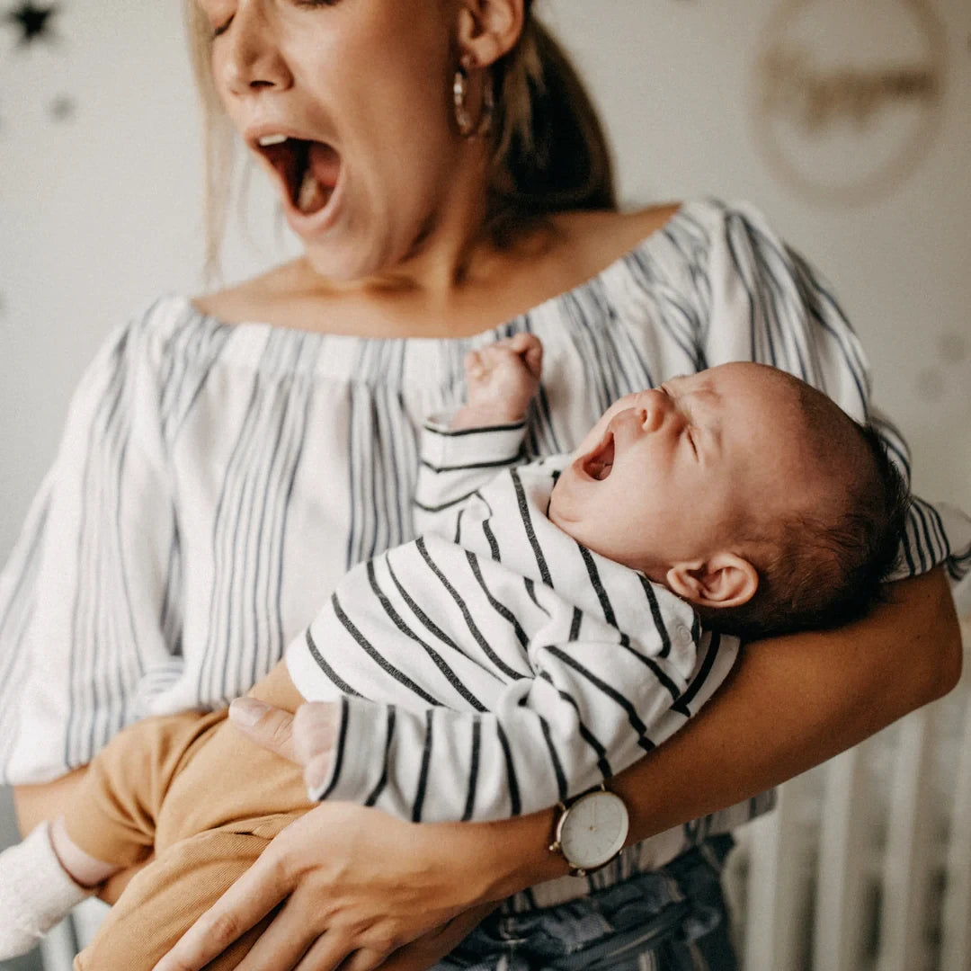 Une mère fatiguée avec un bébé qui pleure